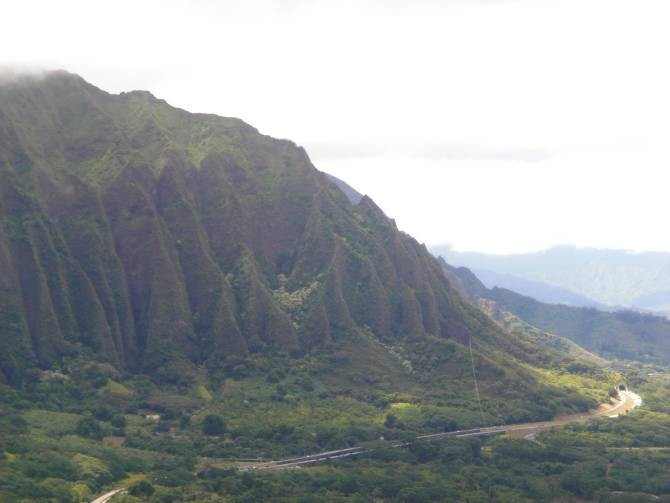 Montañas disolviéndose en una isla de Hawái